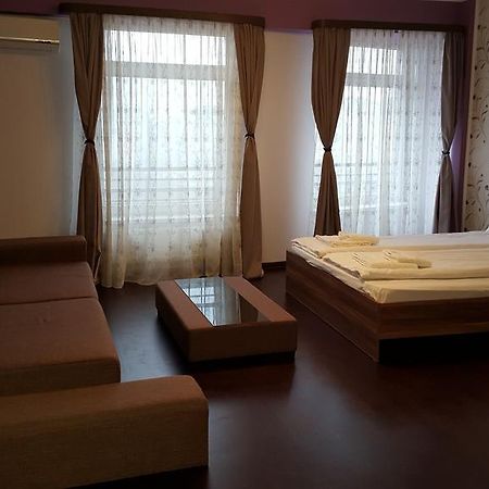 Sunlight Studio Apartment Oradea Exterior photo