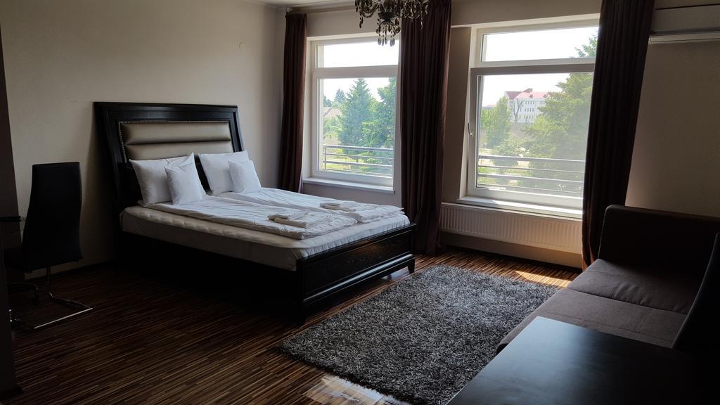 Sunlight Studio Apartment Oradea Exterior photo